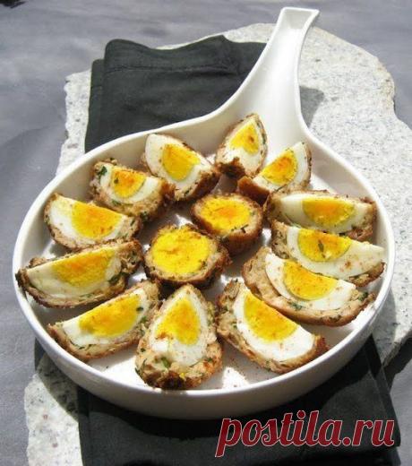 Шарики “Яйцо в курице”. Яйца, сваренные вкрутую – 8 шт.
Курица – 350 г
Половина луковицы
Листья кориандра
Тертый сыр – 1 стакан
Вустерский соус или другая острая соевая приправа – 1 ст.л.
Молотый перец – ч.л.
Индийская смесь специй (гарам масала, например) – ч.л.
Перец чили молотый – ч.л.
Соль – по вкусу
Мука – 4 ст.л.
Панировочные сухари