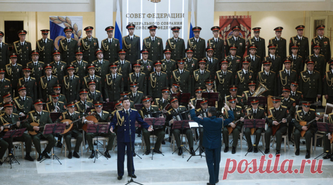 В 2004-м ансамбль выступил в Ватикане. На праздновании 26-й годовщины восшествия папы Иоанна Павла II на престол исполнили песни «Калинка», «Соловьи» и «Смуглянка». В 2007-м состоялся первый в истории концерт российского ансамбля в штаб-квартире НАТО. | Основной состав ансамбля имени Александрова погиб в авиакатастрофе. Чем знаменит этот коллектив? — Meduza