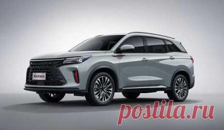 Китайцы представили втрое поколение россовера Dongfeng Fengon 580 2022 года: фото, цена, характеристики комплектации и конкуренты
Китайская марка Dongfeng представила обновленный кроссовер Fengon 580, который в России известен под именем Dodge Dart.
Автомобиль в очередной раз обновили и улучшили, попутно добавив новую версию с дизельным двигателем и продвинутой гибридной установкой.
В России новинка будет продаваться в четырех комплектациях, причем все они будут иметь полный привод и автоматич…