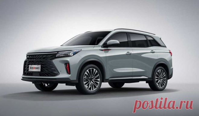Китайцы представили втрое поколение россовера Dongfeng Fengon 580 2022 года: фото, цена, характеристики комплектации и конкуренты
Китайская марка Dongfeng представила обновленный кроссовер Fengon 580, который в России известен под именем Dodge Dart.
Автомобиль в очередной раз обновили и улучшили, попутно добавив новую версию с дизельным двигателем и продвинутой гибридной установкой.
В России новинка будет продаваться в четырех комплектациях, причем все они будут иметь полный привод и автоматич…