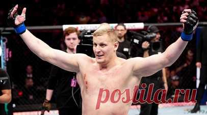 Последнее испытание перед Джонсом: почему UFC стоит организовать Павловичу бой с Аспинэллом. Том Аспинэлл триумфально вернулся после тяжёлой травмы колена и за 73 секунды нокаутировал Марчина Тыбуру в главном поединке турнира UFC Fight Night 224 в Лондоне, после чего заявил о желании подраться за титул. Причём сначала он намерен сразиться с победителем боя между Сирилом Ганом и Сергеем Спиваком, а потом — помериться силами с действующим чемпионом Джоном Джонсом. Почему руководству лиги стоит…