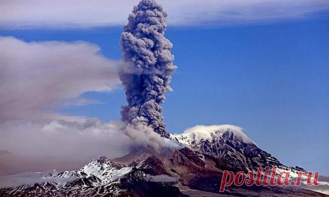 Вулкан Жупановский на Камчатке выбросил столб пепла, представив угрозу для полетов