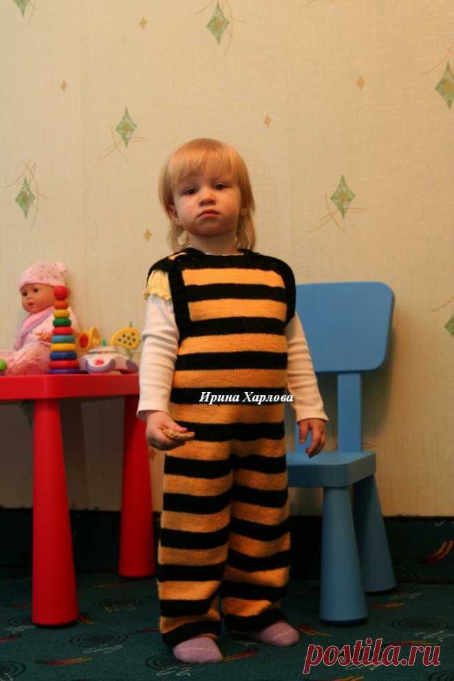 Теплый вязаный комбинезон придется весьма кстати малышу. Его удобно одевать под верхнюю зимнюю одежду, так как он мягкий и позволяет сохранить большую свободу движений, чем теплая зимняя одежда, сшитая из плотной ткани. В таком комбинезоне ребенку будет тепло и уютно, а мама сможет его быстро и легко одеть на малыша.