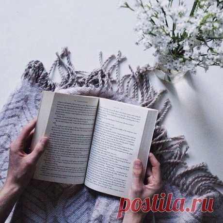10 книг, после которых срочно хочется жить

1. Джеральд Даррелл «Моя семья и другие звери»
Эта искрящаяся солнечная повесть — первая часть знаменитой трилогии писателя-натуралиста Джеральда Даррелла о детстве, проведенном на греческом острове Корфу. Душевно и остроумно он рассказывает об удивительных животных и их забавных повадках. Читая книгу, вновь убеждаешься, как прекрасен мир вокруг.

2. Абдель Селлу «Ты изменил мою жизнь»
Подлинная история главных героев французског...