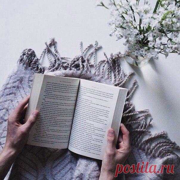 10 книг, после которых срочно хочется жить

1. Джеральд Даррелл «Моя семья и другие звери»
Эта искрящаяся солнечная повесть — первая часть знаменитой трилогии писателя-натуралиста Джеральда Даррелла о детстве, проведенном на греческом острове Корфу. Душевно и остроумно он рассказывает об удивительных животных и их забавных повадках. Читая книгу, вновь убеждаешься, как прекрасен мир вокруг.

2. Абдель Селлу «Ты изменил мою жизнь»
Подлинная история главных героев французског...