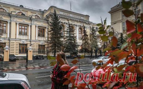 Эксперты предсказали первое с марта решение ЦБ не менять ключевую ставку. На октябрьском заседании Банк России сохранит ключевую ставку на уровне 7,5%, считают аналитики. Пауза, по их мнению, связана с появлением новых вводных, дезинфляционные и проинфляционные риски которых еще предстоит оценить