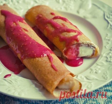 Блинчики с творожным кремом и малиновым соусом