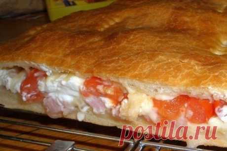Пицца «Кальцоне» с сыром и мясным фаршем 

Это блюдо можно подавать с различными соусами, например «Маринара», «моряцким соусом». Его можно добавить в начинку или подать отдельно. Название говорит о том, что соус был изобретен корабельными коками, благодаря высокой концентрации кислоты он мог долго храниться во время плаваний. 

Ингредиенты: 
Показать полностью…