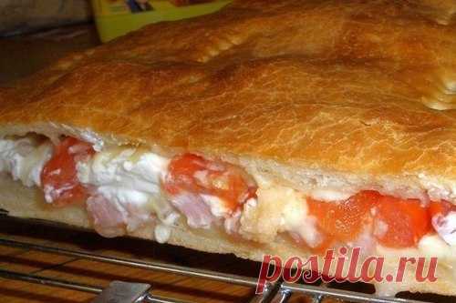 Пицца «Кальцоне» с сыром и мясным фаршем 

Это блюдо можно подавать с различными соусами, например «Маринара», «моряцким соусом». Его можно добавить в начинку или подать отдельно. Название говорит о том, что соус был изобретен корабельными коками, благодаря высокой концентрации кислоты он мог долго храниться во время плаваний. 

Ингредиенты: 
Показать полностью…