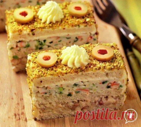 Закусочные пирожные из селедки и крабовых палочек

Ингредиенты:
1. филе селедки - 2 штуки
2. сливочный сыр -100 грамм
2. крабовые палочки -100 грамм
3. лук - 1 штука
4. яблоко - 1 штука
5. зеленый лук -пучок
6. фисташки -50 грамм
7. сливочное масло -3 столовых ложки
8. майонез - 1 столовая ложка
9. белый хлеб для тостов - 6 ломтиков
10. оливки - для украшения

Способ приготовления:
Для селедочной начинки: филе сельди мелко нарезать, лук мелко нашинковать, очистить яблоки о...