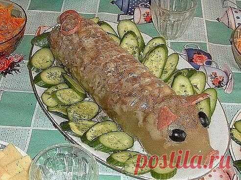 Холодец из бутылки
Возьмите пластиковую бутылку с широким горлышком. Мелко нарежьте мясо или пропустите через мясорубку. Заложите мясо в бутылку и залейте бульон через воронку. Закройте бутылку крышкой и уберите в холодильник. Когда заливное застынет, аккуратно разрежьте бутылку на две части и выложите холодец на блюдо. Сделайте уши из варeной колбасы, слегка надрежьте холодец в нужном месте и прикрепите 