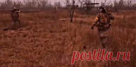 Группа украинских военных в Авдеевке из состава 3-й отдельной штурмовой бригады ВСУ под плотным обстрелом ВС РФ.