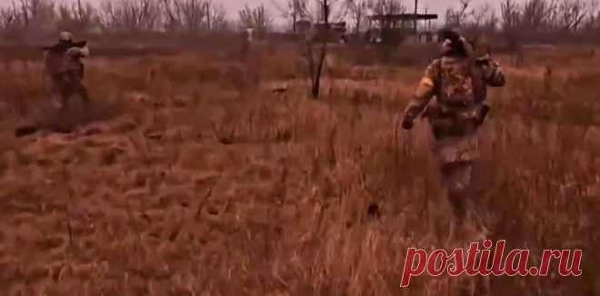 Группа украинских военных в Авдеевке из состава 3-й отдельной штурмовой бригады ВСУ под плотным обстрелом ВС РФ.
