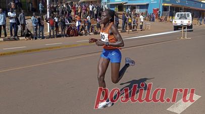 Скончалась участница Олимпиады Чептегей, которую парень облил бензином. Не стало угандийской бегуньи Ребекки Чептегей, которая была госпитализирована с 75% ожогов тела после нападения своего парня. Читать далее