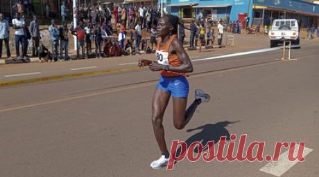 Скончалась участница Олимпиады Чептегей, которую парень облил бензином. Не стало угандийской бегуньи Ребекки Чептегей, которая была госпитализирована с 75% ожогов тела после нападения своего парня. Читать далее