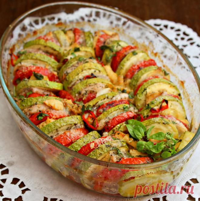 Легкая овощная запеканка с куриной грудкой.