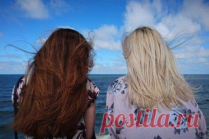 Россиянкам раскрыли способы сохранить качество волос в отпуске. Тренер-колорист Татьяна Лисина раскрыла россиянам способы сохранить качество волос в отпуске. В первую очередь специалистка объяснила, что пряди подвергаются опасности в пляжный сезон, в том числе из-за хлорированной воды в бассейне. По этой причине она порекомендовала использовать маски для волос.