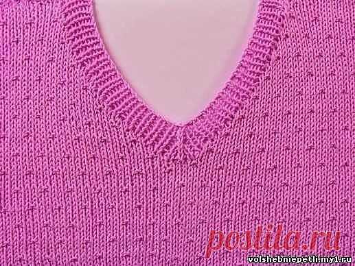 Как связать V-образный вырез со средней петлей 
V-вырез - это очень модно в женских и мужских изделиях, ведь он открывает шею и зону декольте и зрительно удлиняет линию шеи. Это отлично подходит как для теплых джемперов, так и для легких свитерков.
Связать V-образный вырез очень просто.
При вязании бейки горловины этим способом петли набирайте, начиная от левого плечевого шва. Спицу вводите под кромочную и вытягивайте петлю.
Первый ряд вяжите резинкой. Когда дойдете до с...