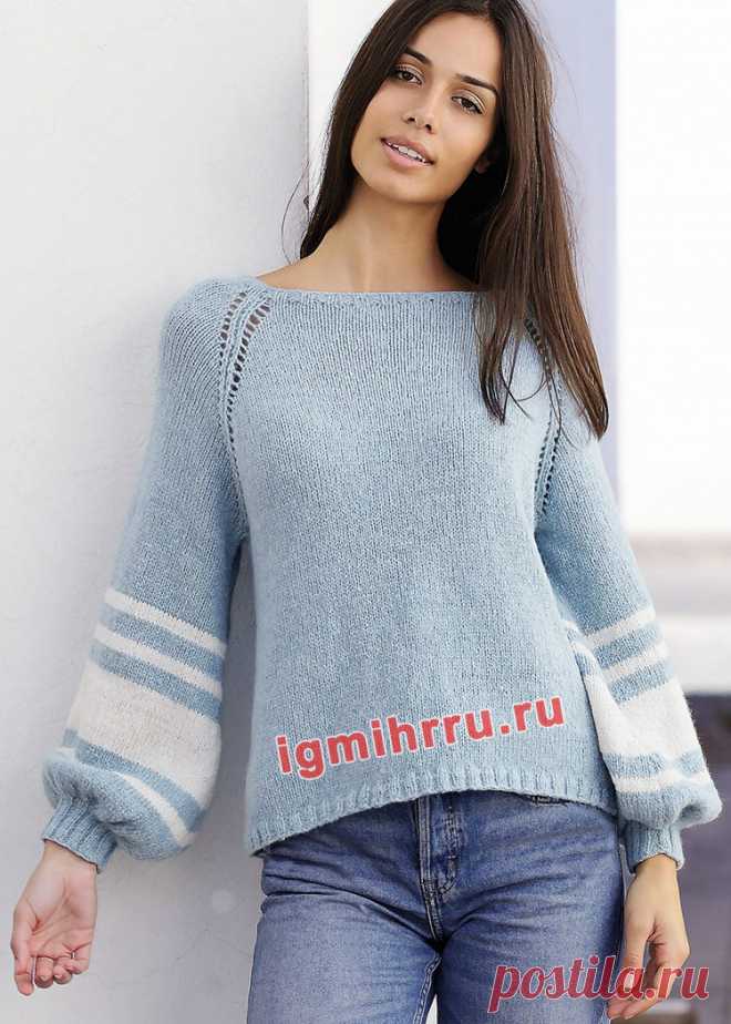 Голубой пуловер с белыми полосами на рукавах. Вязание спицами со схемами и описанием