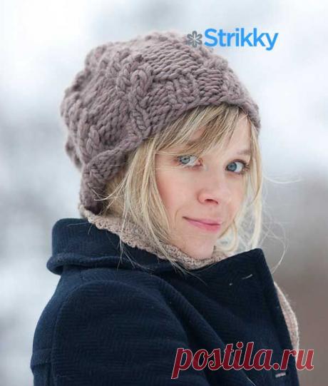 Объемная шапочка с косами от Eveli Kaur вязаная спицами | Strikky.ru