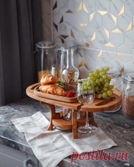 😍Столик для закусок из натурального дерева от мастерской Creed Wood! 
⠀ Подробнее тут 👉🏻vk.me/creed_home

То, чего нет в обычном магазине! 
То, что Вы еще никому не дарили! 
⠀ 
♥ В одном изделии: 
⠀ 
✔ держатели для бокалов 
✔ слот для напитков 
✔ поднос для закусок 
✔ фамильная гравировка 
⠀ 
🔥 При заказе СТОЛИКА ДЛЯ ЗАКУСОК - 2 бокала БЕСПЛАТНО! 
⠀ 
📲 Узнать стоимость: vk.me/creed_home