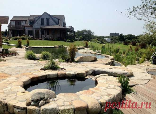 Прекрасный каменный и деревянный настил вокруг естественный бассейн становится хип притон в жаркие летние дни - Decoist