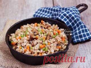 Перловая каша с мясом, грибами и овощами
На днях готовила вкусное и полезное блюдо из перловой крупы. Я ее очень люблю и стараюсь привить любовь к этой каше у своего мужа. Давно знала, что такая крупа очень полезная, а когда прочитала о ее многочисленных полезных свойствах в Интернете, полюбила еще больше 
Ингредиенты:
- 1,5 стакана перловой крупы
- 400 гр говядины
- 200 гр шампиньонов
- 100 гр зеленого горошка
- 1 большая луковица
- 1 морковь
- соль, перец и специи по вкусу
- растительное мас