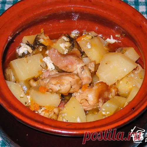 Курица, тушенная с картофелем в горшочке