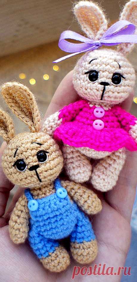 PDF Зайка-брелок крючком. FREE crochet pattern; Аmigurumi animal patterns. Амигуруми схемы и описания на русском. Вязаные игрушки и поделки своими руками #amimore - маленькая зайка из обычной пряжи, заяц, брелок в виде зайчика, кролик, зайчонок, крольчонок.