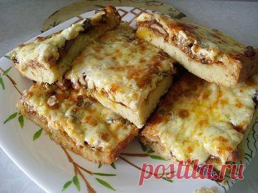 Пицца с грибами, овощами и колбасой