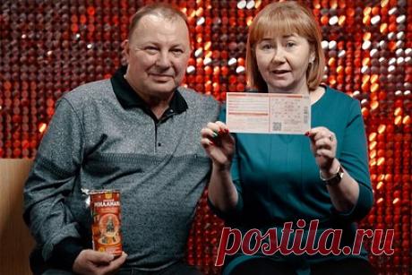 Названо имя россиянина, выигравшего в лотерею миллиард рублей. Кто он и на что планирует потратить денежный приз?. Стало известно имя обладателя миллиарда рублей, разыгранного в новогоднем тираже «Русского лото» 1 января 2024 года. Победителем стал Юрий Семенов из Тюмени, работающий токарем. Счастливчик планирует разделить выигрыш с семьей. По словам жены Юрия, Светланы, денежный приз к лучшему изменит жизнь всех домочадцев.