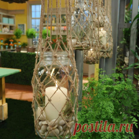 Гирлянда или свеча в прозрачной банке
Оптимальный вариант – использовать гирлянду на солнечных батареях: с ней готовые изящные фонари будут красиво освещать сады после наступления темноты. Но если такую не удалось найти, подойдет версия на батарейках или чайная свеча.