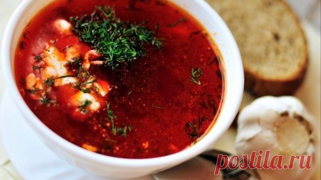 Катастрофическая ошибка: Шеф-повар рассказал, как хозяйки портят борщ По мнению кулинара, из-за незнания рецепта в блюдо зачастую добавляют поджарку, что делает его слишком жирным.