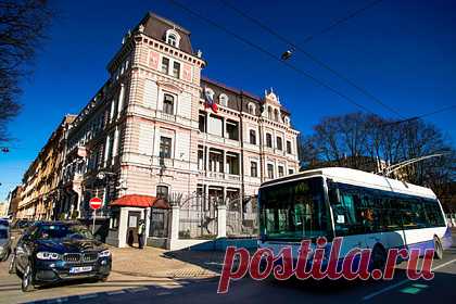 Латвия вышлет 13 российских дипломатов. Министерство иностранных дел Латвии приняло решение выслать из страны 13 российских дипломатов и закрыть два консульства России. По словам главы МИД Ринкевичса, такое решение было принято из-за действий Вооруженных сил РФ на Украине. Ведомство закроет генеральные консульства России в Даугавпилсе и Лиепае.