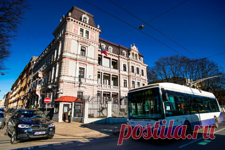 Латвия вышлет 13 российских дипломатов. Министерство иностранных дел Латвии приняло решение выслать из страны 13 российских дипломатов и закрыть два консульства России. По словам главы МИД Ринкевичса, такое решение было принято из-за действий Вооруженных сил РФ на Украине. Ведомство закроет генеральные консульства России в Даугавпилсе и Лиепае.