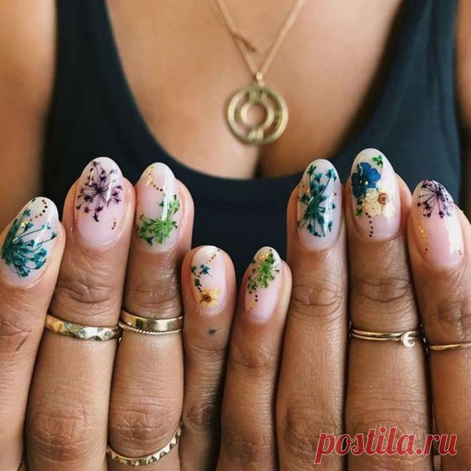 Маникюр с цветами: 35 потрясающих новых дизайнов | Плющ и Пчела Цветочный маникюр никогда не выйдет из моды. Это беспроигрышная тема! Цветы на ногтях выглядят ярко, сочно, стильно, элегантно. А главное достоинство такого нейл-арта- разнообразие вариантов дизайна и цветовых исполнений. Маникюр с цветочным принтом актуален в любое время года и отлично сочетается с абсолютно разной одеждой. Цветочный маникюр подойдет романтичной девушке, строгой бизнес-леди, взбалмошной нефор...