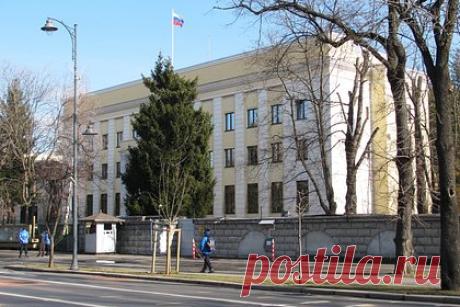 Россия отреагировала на высылку дипломатов из Румынии. Москва ответит на решение Румынии о высылке 50 российских дипломатов в рамках сокращения численности посольства России в Румынии. Об этом сообщает пресс-служба российского МИД. Ранее сообщалось, что Бухарест обязал сотрудников посольства покинуть страну в течение 30 дней.
