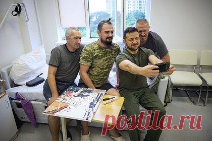 Зеленский посетил украинских военных в Ивано-Франковске. Глава Украины Владимир Зеленский посетил реабилитационный центр для раненных украинских военных. Он навестил раненных в центре, расположенном в городе Ивано-Франковск, где проходят лечение получившие ранения военнослужащие. Зеленский сфотографировался с раненным и поблагодарил их за службу