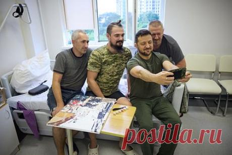 Зеленский посетил украинских военных в Ивано-Франковске. Глава Украины Владимир Зеленский посетил реабилитационный центр для раненных украинских военных. Он навестил раненных в центре, расположенном в городе Ивано-Франковск, где проходят лечение получившие ранения военнослужащие. Зеленский сфотографировался с раненным и поблагодарил их за службу