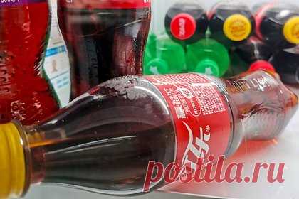 В России оценили сокращение рынка газировки после ухода Coca-Cola. Продажи газировки без сахара на российском рынке упали почти на 10 процентов после ухода Coca-Cola и Pepsi. Для сравнения, годом ранее газированные напитки без сахара, напротив, показывали рост: по оценкам аналитиков, с ноября 2020 года по ноябрь 2021 года продажи газировки без сахара в объеме выросли на 10,7 процента.