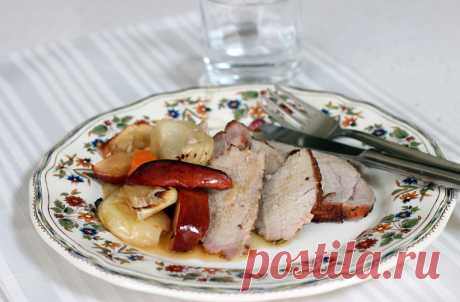 Жаркое из свинины с яблоками и луком
Отличный рецепт приготовления сочного филе свинины, запеченного с ароматными яблоками, морковью и репчатым луком.