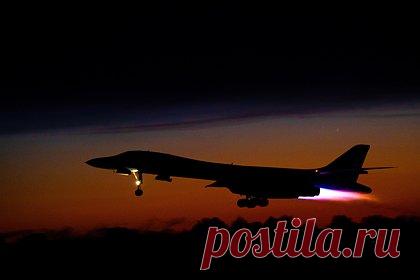 В США при посадке разбился стратегический бомбардировщик. На авиабазе Элсуорт в Южной Дакоте при попытке посадки разбился стратегический бомбардировщик B-1B Lancer. Об этом заявили в Военно-воздушных силах (ВВС) США, сообщает Assotiated Press. В момент катастрофы самолет выполнял учебную миссию. На борту находились четыре члена экипажа, все благополучно катапультировались.