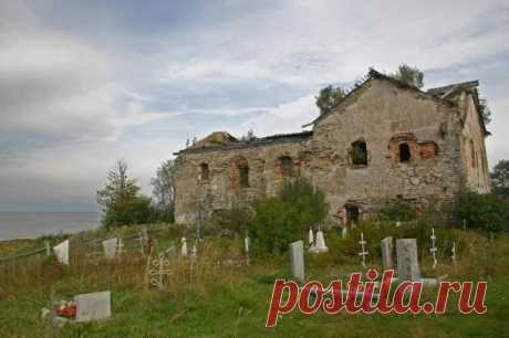 СТОРОЖЕНСКИЙ НИКОЛАЕВСКИЙ ПРЕПОДОБНОГО КИПРИАНА МОНАСТЫРЬ (Закрыта в 1930 перестроена в 1939, использовалась под склад. Утрачено внутр. убранство, а также луковичная глава, завершавшая храм, и обе часовни. В 1999 приписана к ц. Рождества Христова в дер. Надкопанье; первая литургия отслужена в 2001.