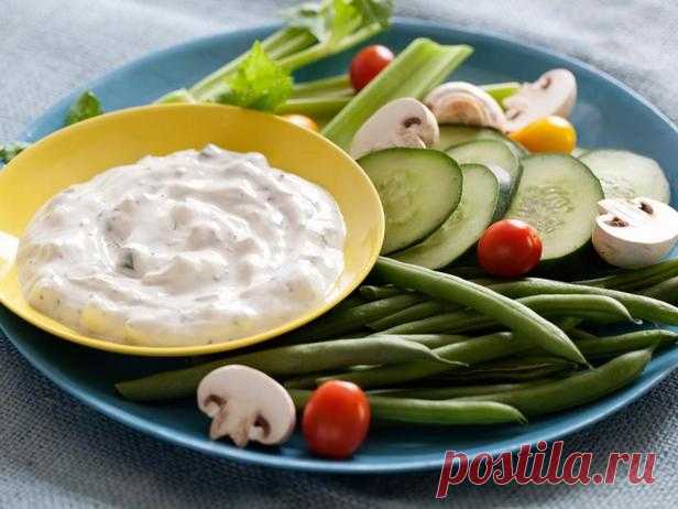 Йогуртовый соус с укропом и огурцом - рецепт Этот соус на основе натурального йогурта станет отличным дипом для овощей и других закусок, а так же альтернативой жирному и вредному майонезу. Мелко