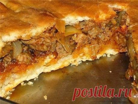 Месник или попросту - пирог с мясом (болгарская кухня)
Ингредиенты: 
- 700-800 гр свинины 
- 3 большие луковицы
- 1 столовая ложка красного перца или паприки 
- приправы
- соль, перец 
Тесто: 
- кубик с пол спичечной коробки живых дрожжей 
- приблизительно 500 гр муки 
- 1,5 стакана молока 
- 50 мл растительного масла 
- 1/2 чайной ложки соли 
Нарезать лук. Нарезать мясо на очень мелкие кусочки.
Обжарить нарезанное мясо в растительном масле на раскаленной сковороде до тех пор, пока сок от мяс