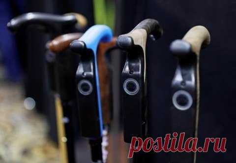 Смарт-трость Smartcane отслеживает физическое состояние пользователя На выставке потребительской электроники CES 2017 традиционно было представлено огромное количество всевозможных "умных" устройств, призванных сделать жизнь потребителей проще и лучше. Французский стартап Nov'in продемонстрировал смарт-трость Dring Smartcane. Внешне она выглядит как самая обычная трость, однако в ней имеются встроенные акселерометр и гироскоп для отслеживания движений пользователя. Все собранные…