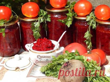 Свекольная икра, остренькая и сочная. 

2 кг. свеклы (очистить, натереть на терке) 
1 кг. моркови (очистить, натереть на терке) 
1 кг. лука (очистить и мелко нарезать) 
0,8 кг. помидоров (прокрученных на мясорубке) 
1 стручок горького перца (прокрутить вместе с помидорами) 
80 ми.л. уксуса 9% 
1 ст.л. соли с горкой (солить надо по вкусу,может понадобиться больше) 
80 гр.сахара (2-3 ст.л. с горкой) 
250-300 ми.л. растит.масла 
1 головка чеснока (очистить и пропустить через ...