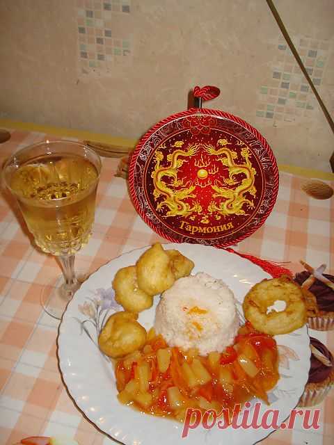 Рыба в кляре с кисло сладким соусом.