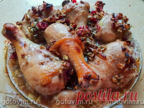 Куриные ножки в духовке, запеченные с чесноком, клюквой и медом. Рецепт с фото К курятине часто готовят кисло-сладкие соусы или маринады, которые удачно подчеркивают вкус куриного мяса. В этом рецепте куриные ножки маринуют в смеси клюквы с чесноком и медом, но т.к. мясо запекают вместе с маринадом, то он превращается во вкусный соус.