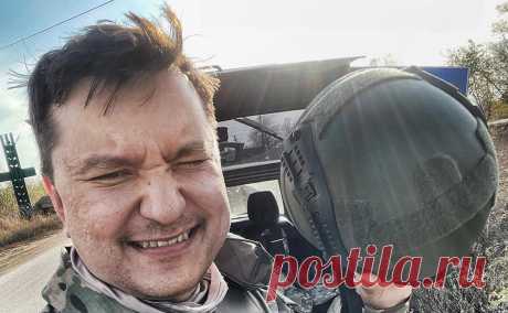 Раненный в результате атаки украинских дронов корреспондент ВГТРК умер. Корреспондент телеканала «Россия 24» Борис Максудов, который получил осколочные в результате удара дрона ВСУ в Запорожской области, погиб, сообщил телеведущий Владимир Соловьев.